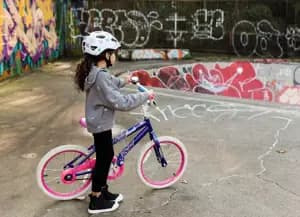 Шолом LAZER Nutz 2.0 KinetiCore, метелики, білий