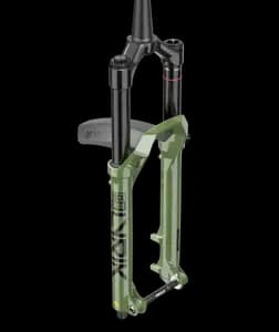 Вилка RockShox Lyrik Ultimate Charger 3 RC2 - Crown 27.5" Boost™ 15x110 150mm Gloss Black Alum Str Tpr 44offset DebonAir+ (includes Bolt On Fender,2 Btm Tokens, Star nut & Maxle Stealth) D1