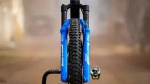Вилка RockShox SID Ultimate Race Day - Remote 29" Boost™15X110 120mm Gloss Black 44offset Tapered DebonAir (includes Fender, Star nut, Maxle Stealth & TwistLoc Remote) C1