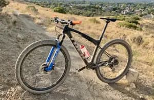 Вилка RockShox SID Ultimate Race Day - Remote 29" Boost™15X110 120mm Gloss Blue 44offset Tapered DebonAir (includes Fender, Star nut, Maxle Stealth & TwistLoc Remote) C1