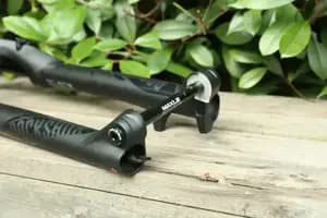Вилка RockShox Judy Gold RL - Remote 27.5" 9QR 120mm Black Alum Str 1 1/8 42offset Solo Air (includes, Star nut & Right OneLoc Remote) A3