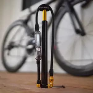 Шланг до мікропідлогового насосу з цифровим манометром LEZYNE ABS MICRO FLOOR DRIVE HOSE W/DIGITAL GAUGE Золотистий Y13