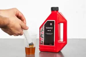 Мастило RockShox Suspension Oil, 15wt, 1 Літр - (Штани вилки)