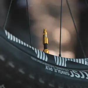 Ніпель для безкамерки LEZYNE CNC TLR VALVE 60MM Чорний Y14