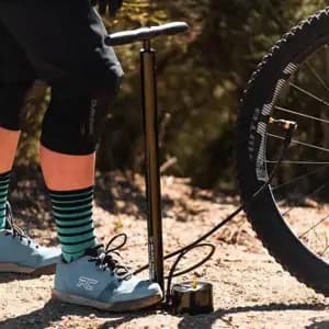 Підлоговий насос LEZYNE GRAVEL DIGITAL DRIVE PRO Чорний матовий 100psi Y14