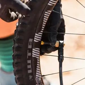 Підлоговий насос LEZYNE GRAVEL DIGITAL DRIVE PRO Чорний матовий 100psi Y14