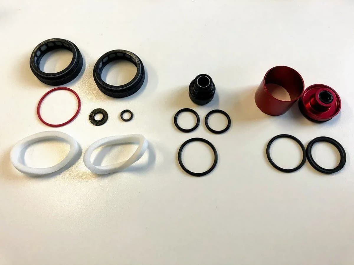 Сервісний набір RockShox 200 HOUR/1 YEAR SERVICE KIT (INCLUDES DUST SEALS, FOAM RINGS, O-RING SEALS, CHRC DAMPER SEALHEAD, DEBONAIR (SILVER) SEALHEAD - ZEB R/SELECT A1 (2021)