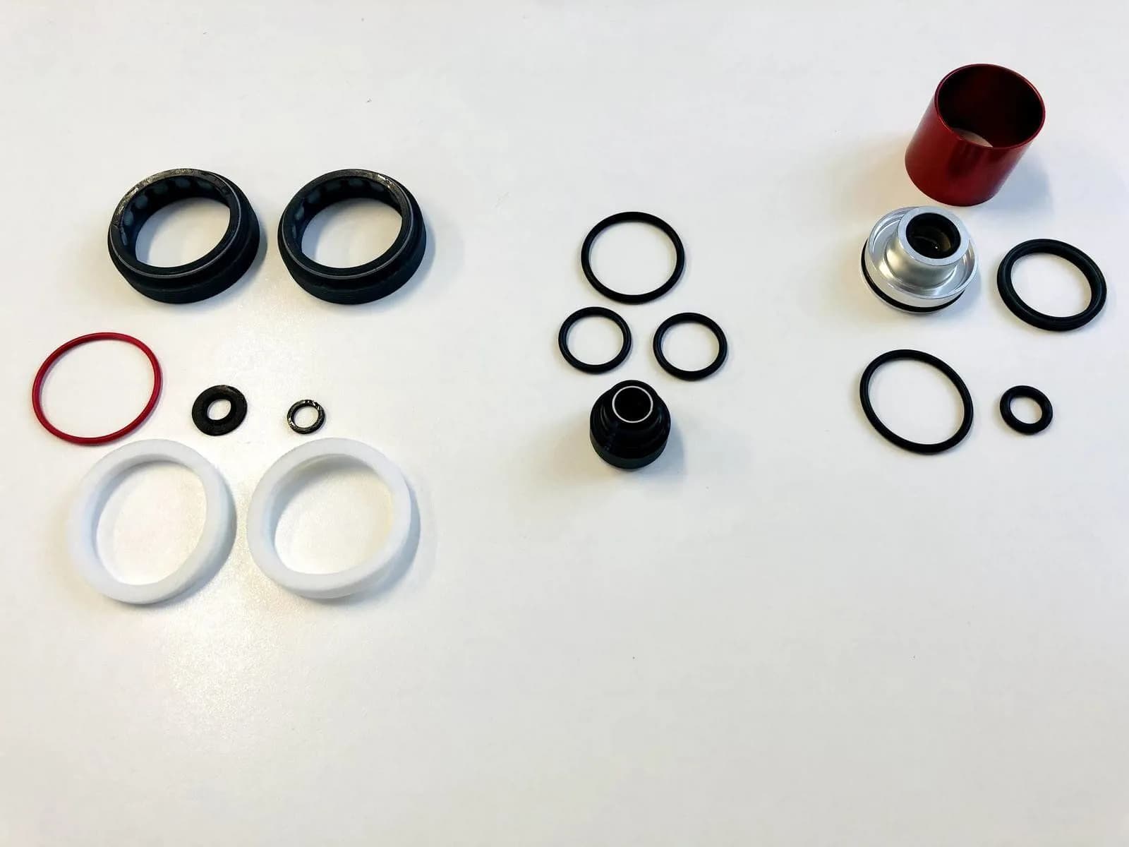 Сервісний набір RockShox 200 HOUR/1 YEAR SERVICE KIT (INCLUDES DUST SEALS, FOAM RINGS, O-RING SEALS, CHRC DAMPER SEALHEAD, DUAL POSITION AIR (SILVER) SEALHEAD - (DPA ONLY) ZEB R/SELECT A1 (2021)