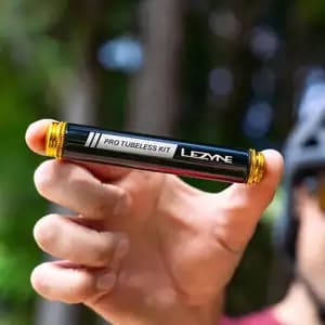 Рем. комплект для безкамерок з насосом СО2 LEZYNE PRO TUBELESS KIT, балон СО2 20г, кріплення, Чорний Y15