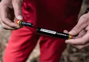 Рем. комплект для безкамерок з насосом СО2 LEZYNE PRO TUBELESS KIT, балон СО2 20г, кріплення, Чорний Y15