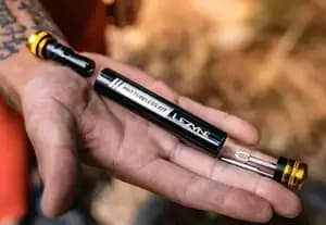 Рем. комплект для безкамерок з насосом СО2 LEZYNE PRO TUBELESS KIT, балон СО2 20г, кріплення, Чорний Y15